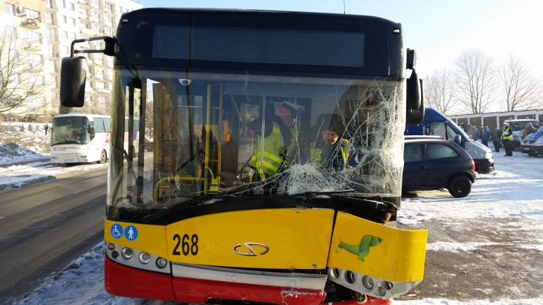 Autobus staranował 13 samochodów! Kierowca zmarł w szpitalu