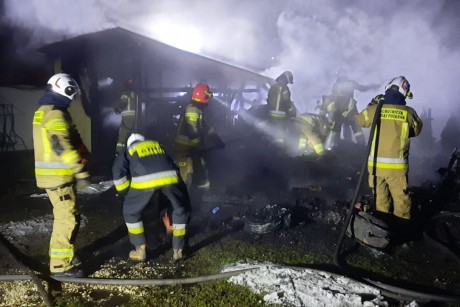 Ogromny pożar w gminie Stąporków. W środku butle z propan-butanem