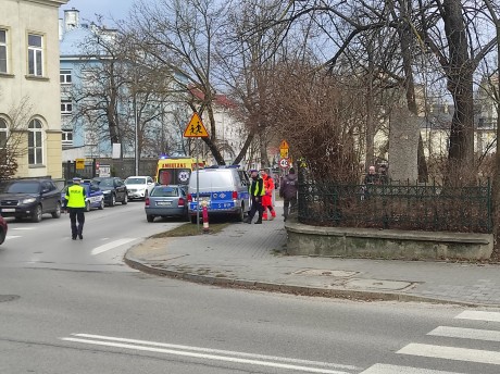 Potrącenie kobiety z dzieckiem na skrzyżowaniu