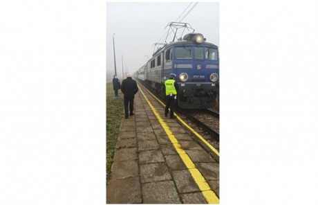 Nietrzeźwe kobiety na torach w Piekoszowie. Jedna z nich trafiła do szpitala