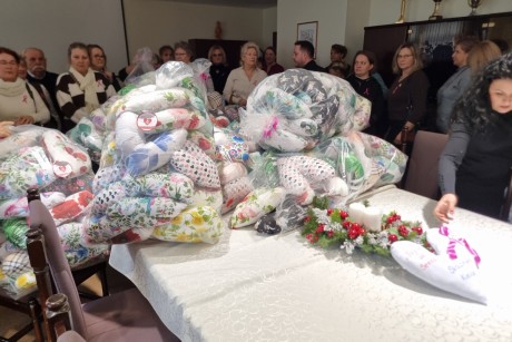 Po raz trzeci przekazały poduszki dla pacjentek onkologicznych