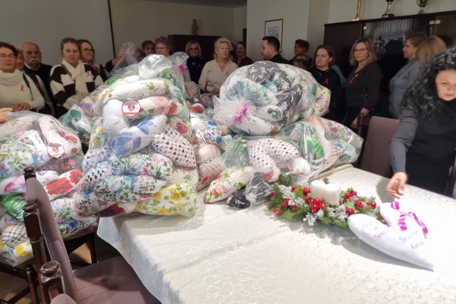 Po raz trzeci przekazały poduszki dla pacjentek onkologicznych