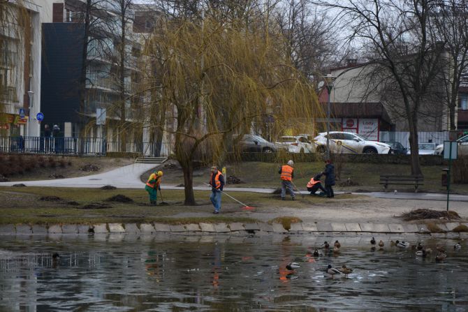 [FOTO] Sprzątają Park Miejski