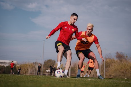 Korona rozmawia z dwoma pomocnikami. Kolejny Polak?