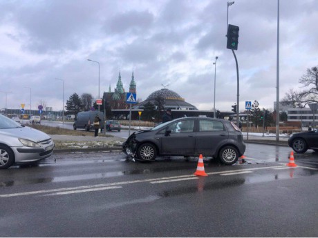 Wypadek w centrum. Cztery osoby w szpitalu, w tym dwoje dzieci