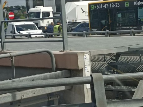 Kolizja z udziałem autobusu na skrzyżowaniu Świętokrzyskiej z al. Solidarności