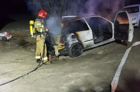 Nocny pożar w Jędrzejowie. Spłonął samochód osobowy