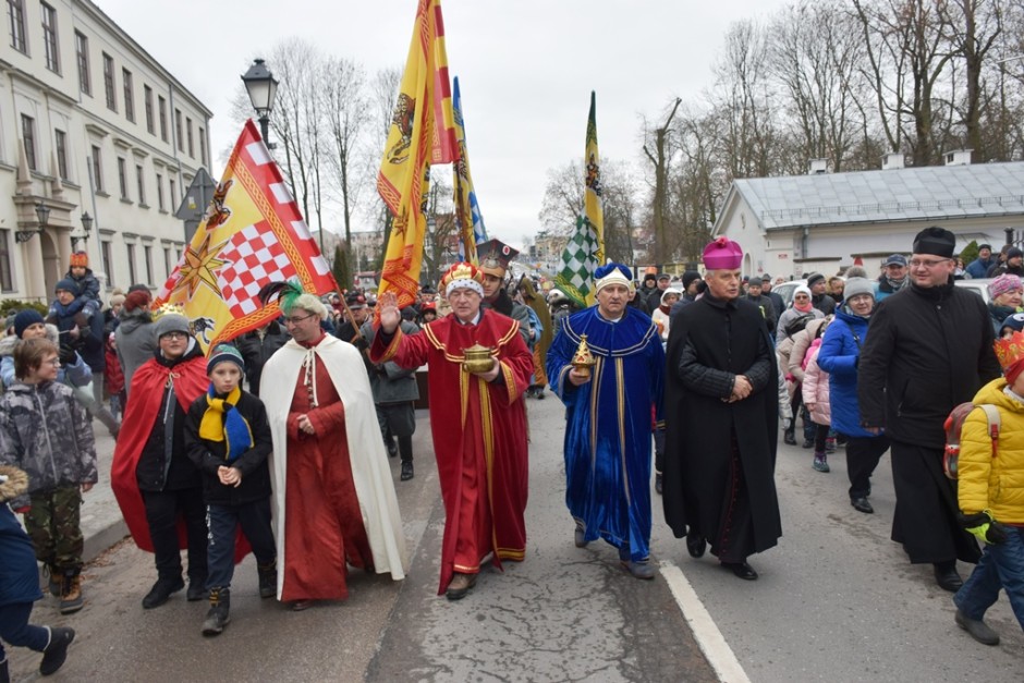 Trzej królowie przeszli w orszaku przez Kielce