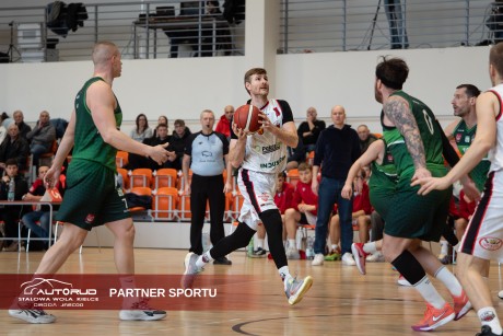 Powrót do domu po ponad miesiącu rozbratu. UJK Kielce podejmie KKS Tarnowskie Góry