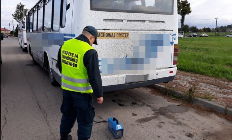 Fatalny stan autobusu przywożącego dzieci do szkoły. Trwają kontrole ITD