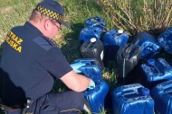 Prawie 50 pojemników wypełnionych amoniakiem i chlorem na jednej z działek w Kielcach