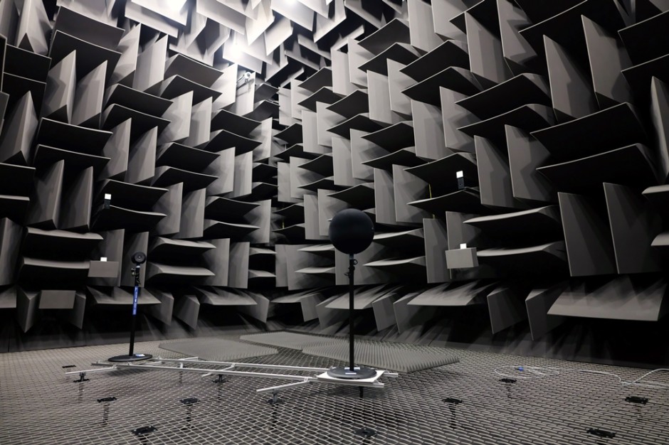 Od laboratorium po orbitę: Co naprawdę słychać w komorach bezechowych i na pokładzie ISS?