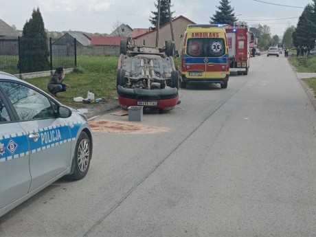 Wypadek w Brzezinkach. Volkswagen dachował