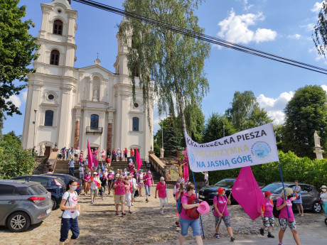 Pielgrzymi modlili się w Piekoszowie. Dziś dotrą do Wiernej Rzeki