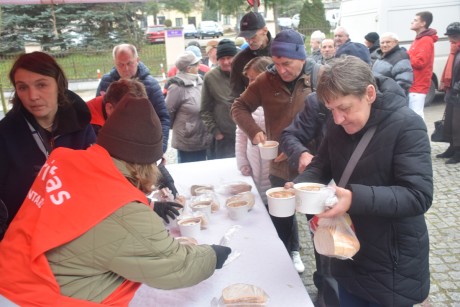 [FOTO] Rozdali ciepły posiłek potrzebującym. Obchody 9. Światowego Dnia Ubogich w Kielcach
