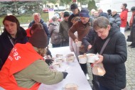 [FOTO] Rozdali ciepły posiłek potrzebującym. Obchody 9. Światowego Dnia Ubogich w Kielcach