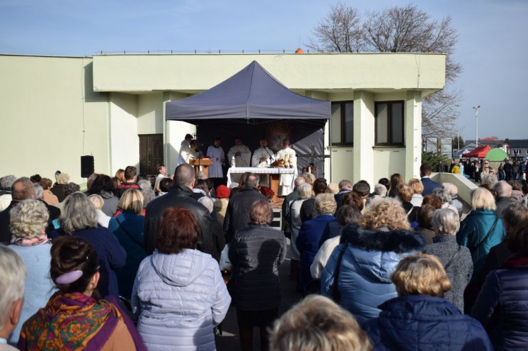 O której godzinie Msze Święte na cmentarzach z naszymi pasterzami?