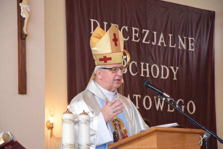 [FOTO] Bp Jan Piotrowski: Nie znajdujemy właściwej odpowiedzi na pytanie o sens cierpienia