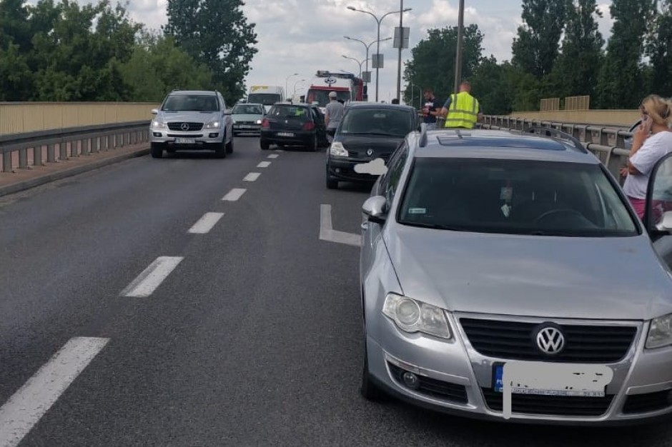 [AKTUALIZACJA] Zderzenie pięciu aut na Krakowskiej. Mężczyzna jechał pod prąd