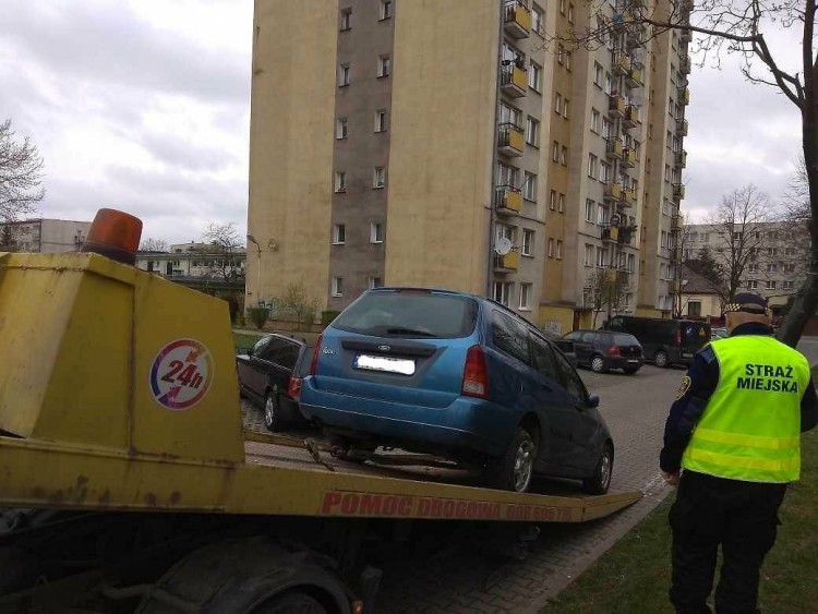 Straż Miejska wzięła się za wraki... Usunęła już niemal setkę