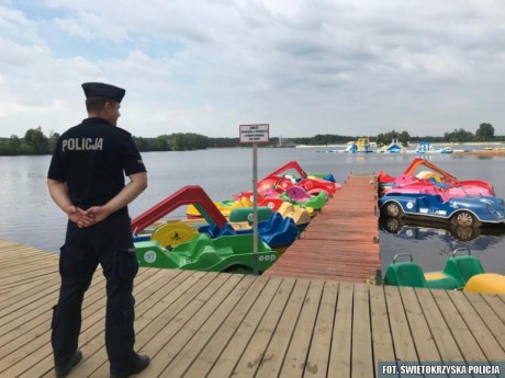 Nietrzeźwi na rowerkach wodnych prawdziwą plagą. Policjanci apelują o rozwagę