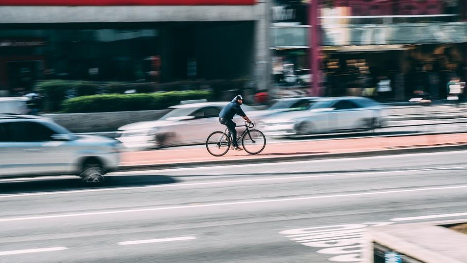 Kłopoty pijanego rowerzysty. Wjechał wprost pod samochód