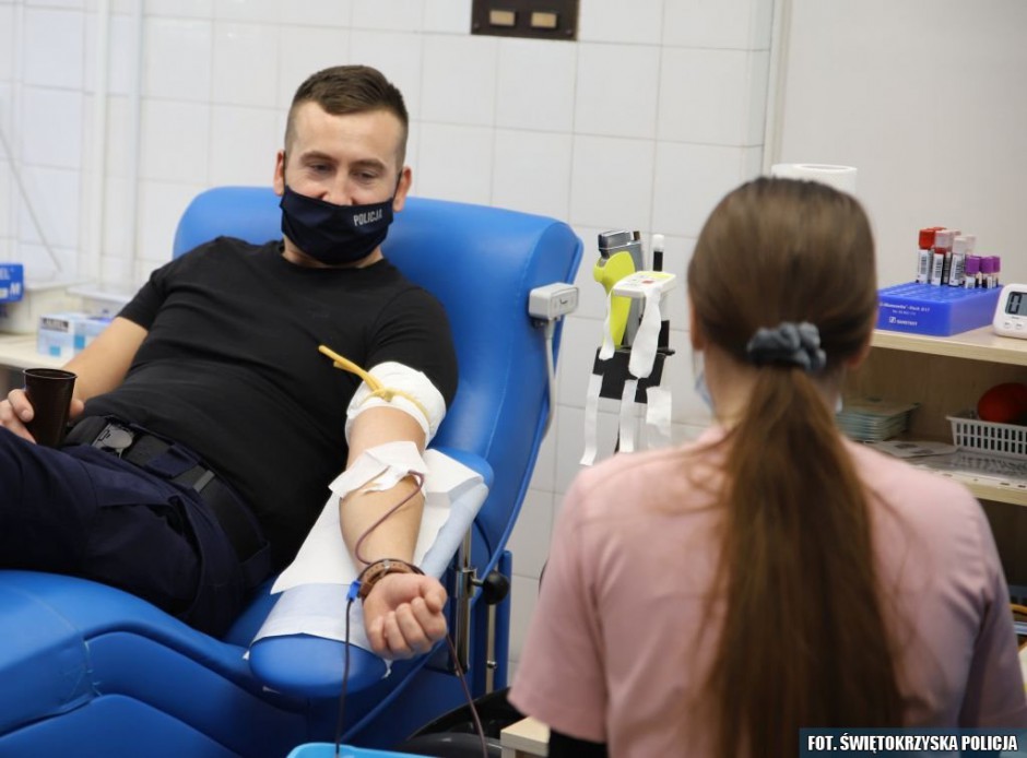 Najcenniejszy dar… nie tylko pod choinkę. Policjanci angażują się w akcje krwiodawstwa