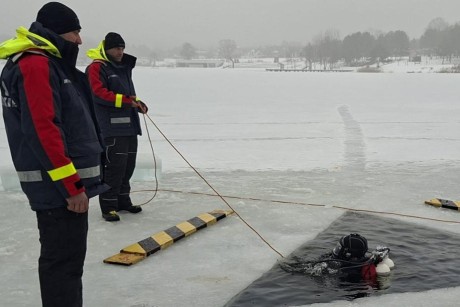 Strażacy ćwiczyli nurkowanie pod lodem