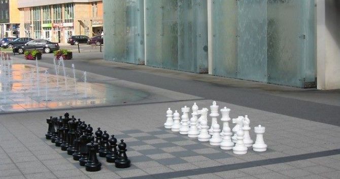 Zagraj w szachy przy Parkingu Centrum