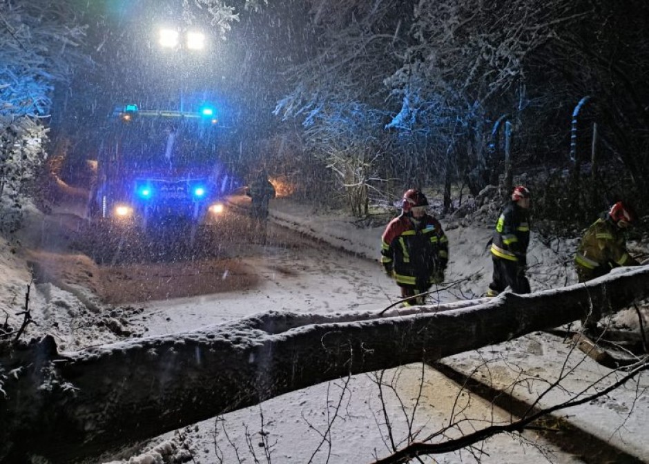 Strażacy mają dziesiątki interwencji w związku z opadami śniegu