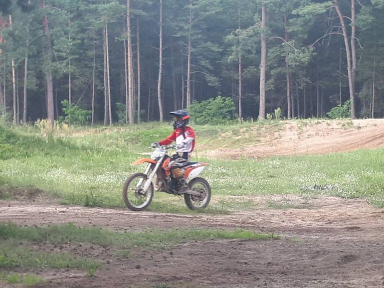 Zachęcali kierowców do jazdy po torze, a nie po lesie