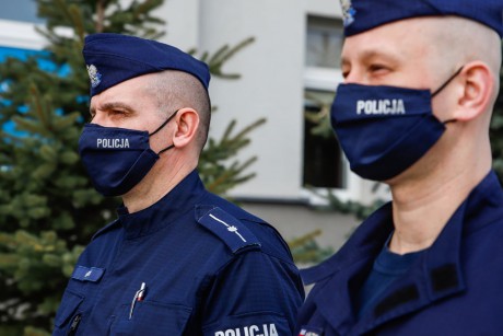 Policjanci kontrolują przestrzeganie obostrzeń. Niemal 400 interwencji w weekend