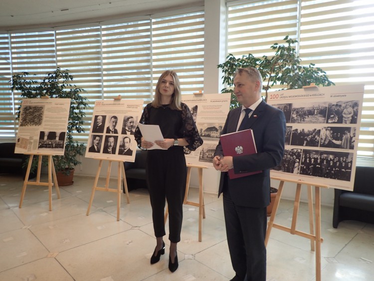 [FOTO] Sto lat Świętokrzyskiego Urzędu Wojewódzkiego. Wojewoda otworzył wystawę