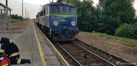 Niebezpiecznie na torowisku w Piekoszowie. Dwóch mężczyzn rannych