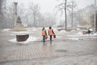 Ślisko na chodnikach i drogach. Pracownicy „Zieleni” w akcji