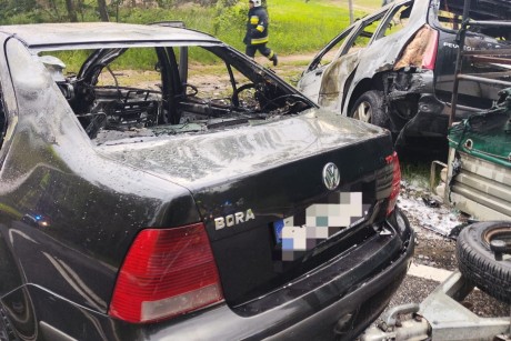 W miejscowości Trzcianka zderzyły się dwa pojazdy. Oba stanęły w płomieniach, cztery osoby w szpitalu