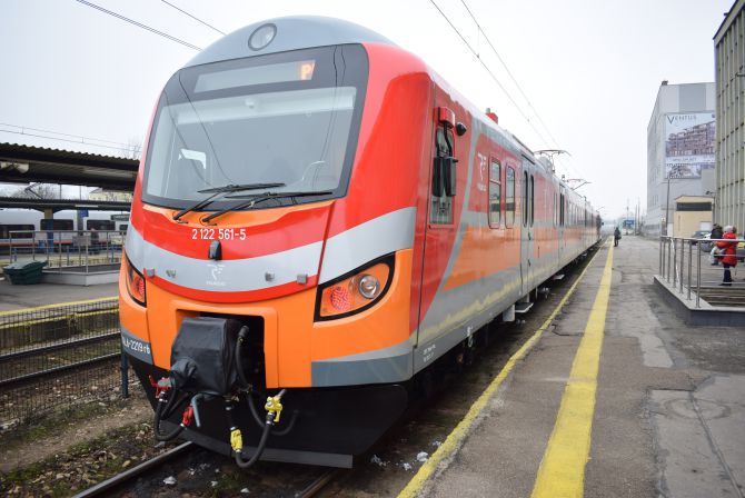 Stary-nowy pociąg na świętokrzyskich torach. Kolejarze odremontowali pojazd sprzed kilku dekad