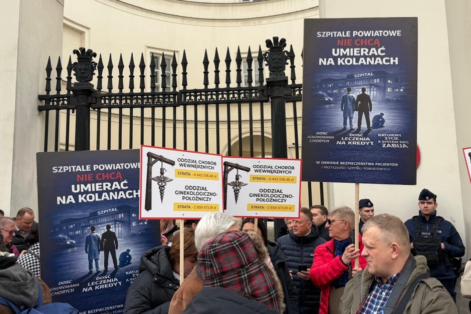 Medycy protestują w stolicy: „Szpitale powiatowe nie chcą umierać na kolanach”