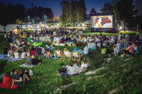 Kino plenerowe, świat starych zabawek i liczne koncerty. Sprawdź, co robić w weekend