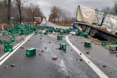 Ominął sarnę i wpadł do rowu. Butelki piwa na drodze