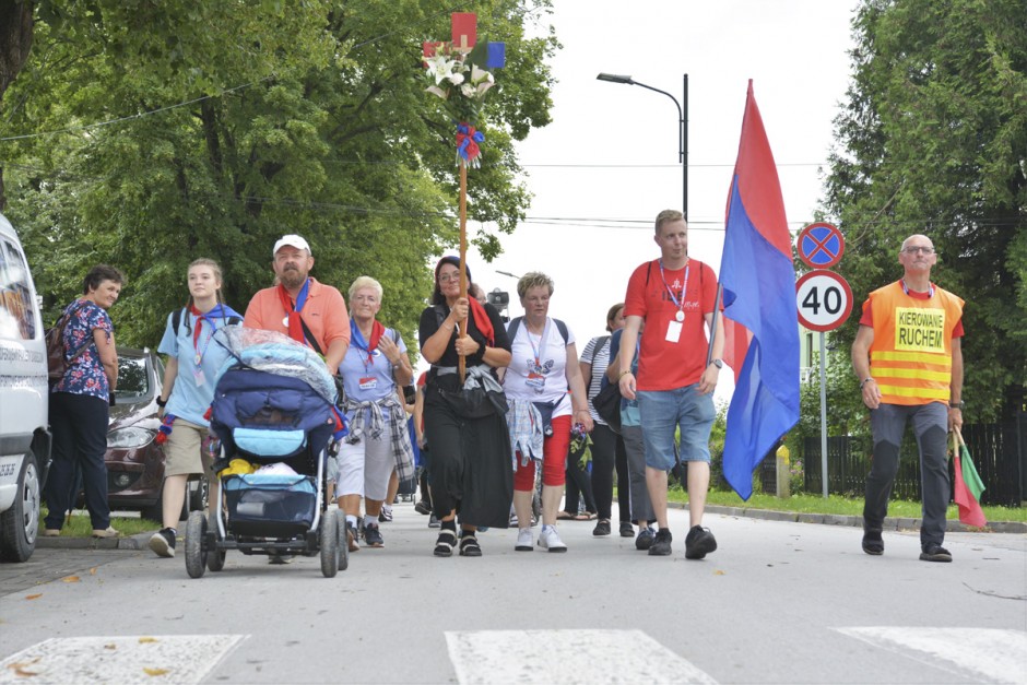 [FOTO] Pielgrzymka minęła Busko. Dzisiaj Pińczów i Chmielnik