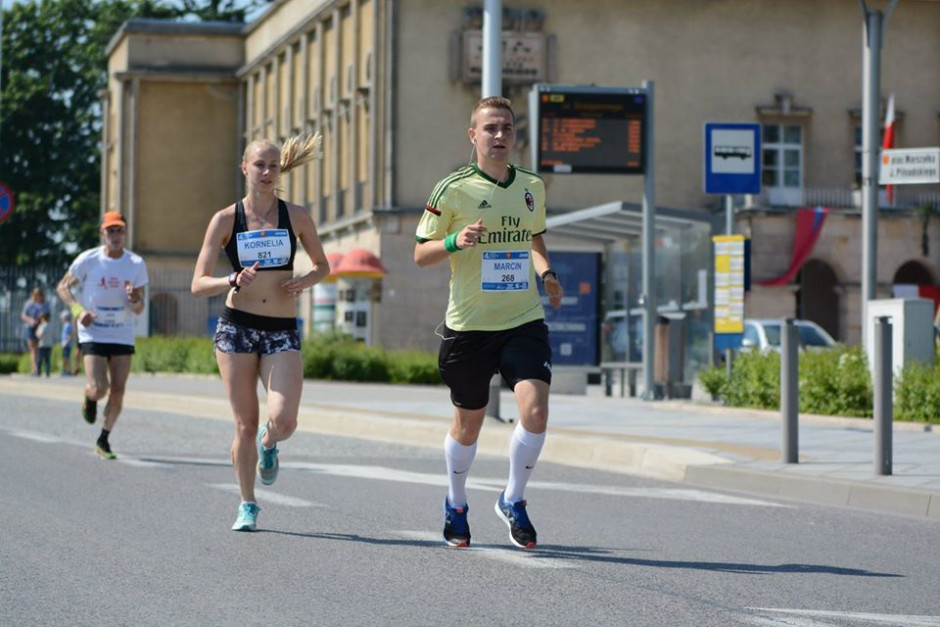 Niesamowite wyzwanie kielczanina. Przebiegnie w jeden dzień 130 km, aby pomóc choremu chłopcu