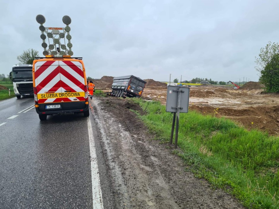 Tir wypadł z drogi w Jałowęsach. Utrudnienia w ruchu