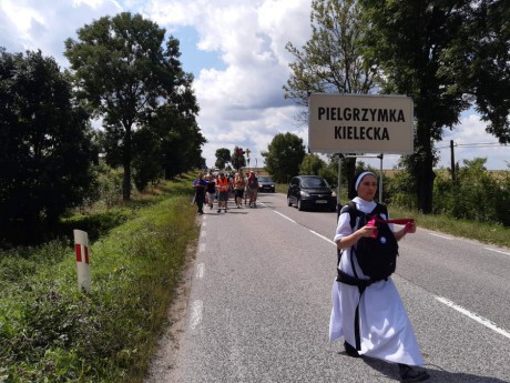 [VIDEO] Pielgrzymi wyruszyli z Pińczowa i dotrą do Dębskiej Woli