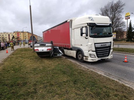 Dachowanie osobówki. Poszkodowana kobieta i dziecko