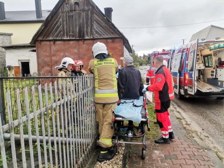 Przechodząc przez płot, zranił nogę. Pomogli strażacy