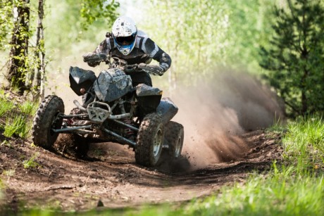 Będą walczyć z nielegalnymi wjazdami do lasu. Policjanci z dotacją na motocykle enduro