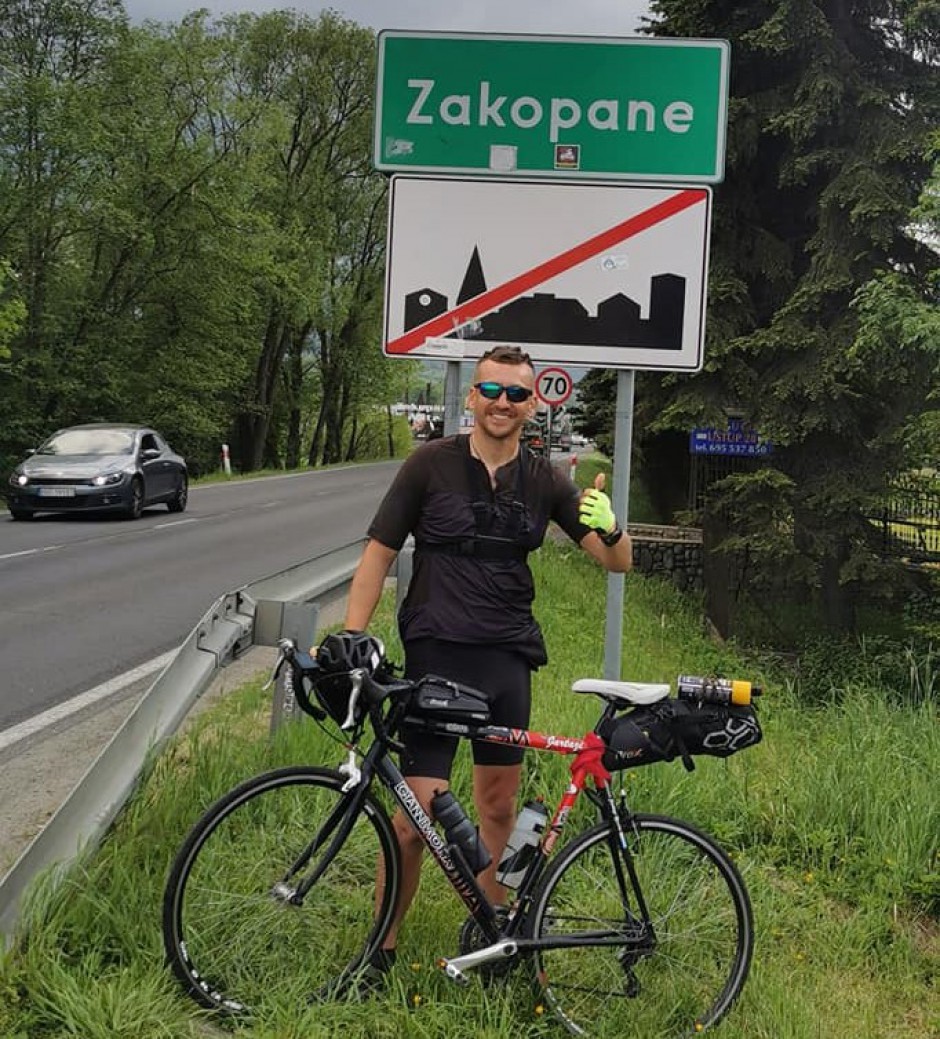 Świętokrzyski policjant przejechał rowerem z Gdańska do Zakopanego. Dla chorego znajomego