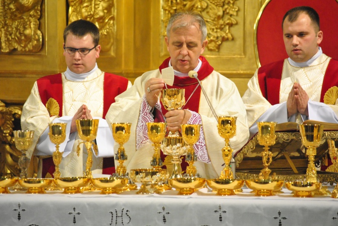 Bp Piotrowski: Bez Eucharystii świat umiera