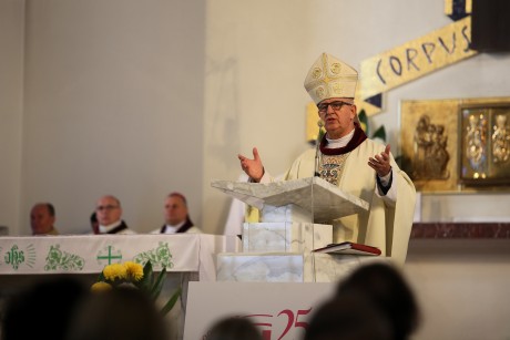Biskup Jan Piotrowski na jubileuszu MIVA Polska